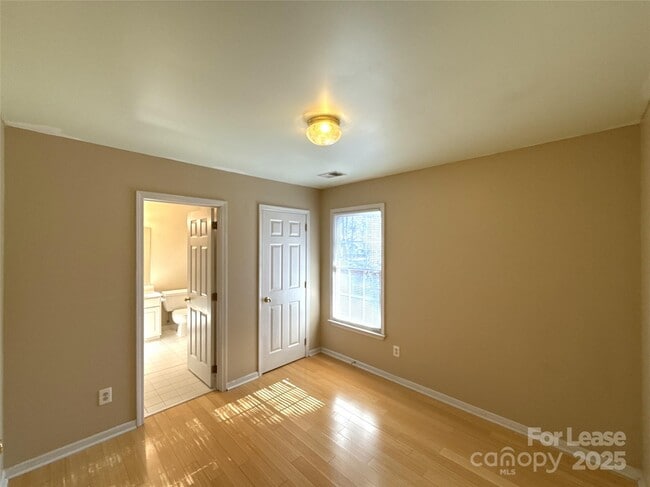 Building Photo - 1928 Dearmon Dr