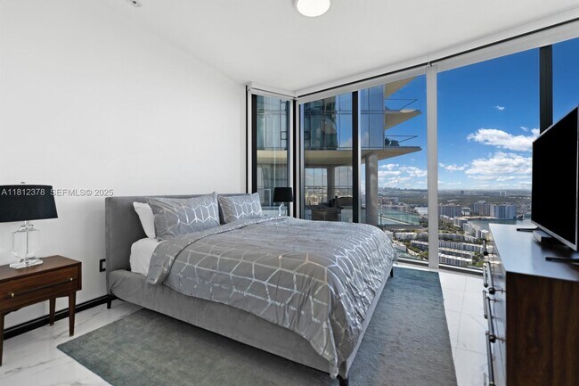 Building Photo - 18555 Collins Ave