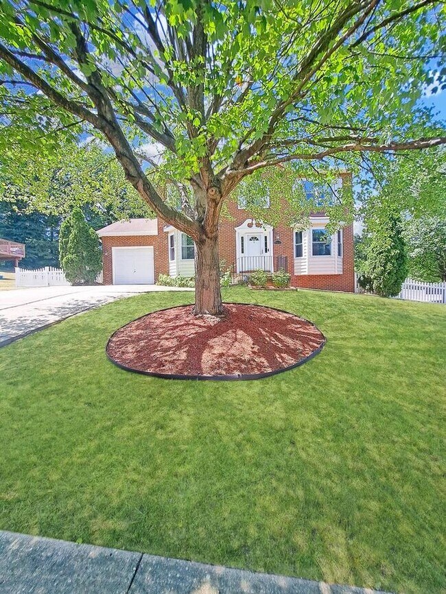 Building Photo - Amazing 4 Bedroom, 4 Bath SFH Corner Lot, ...