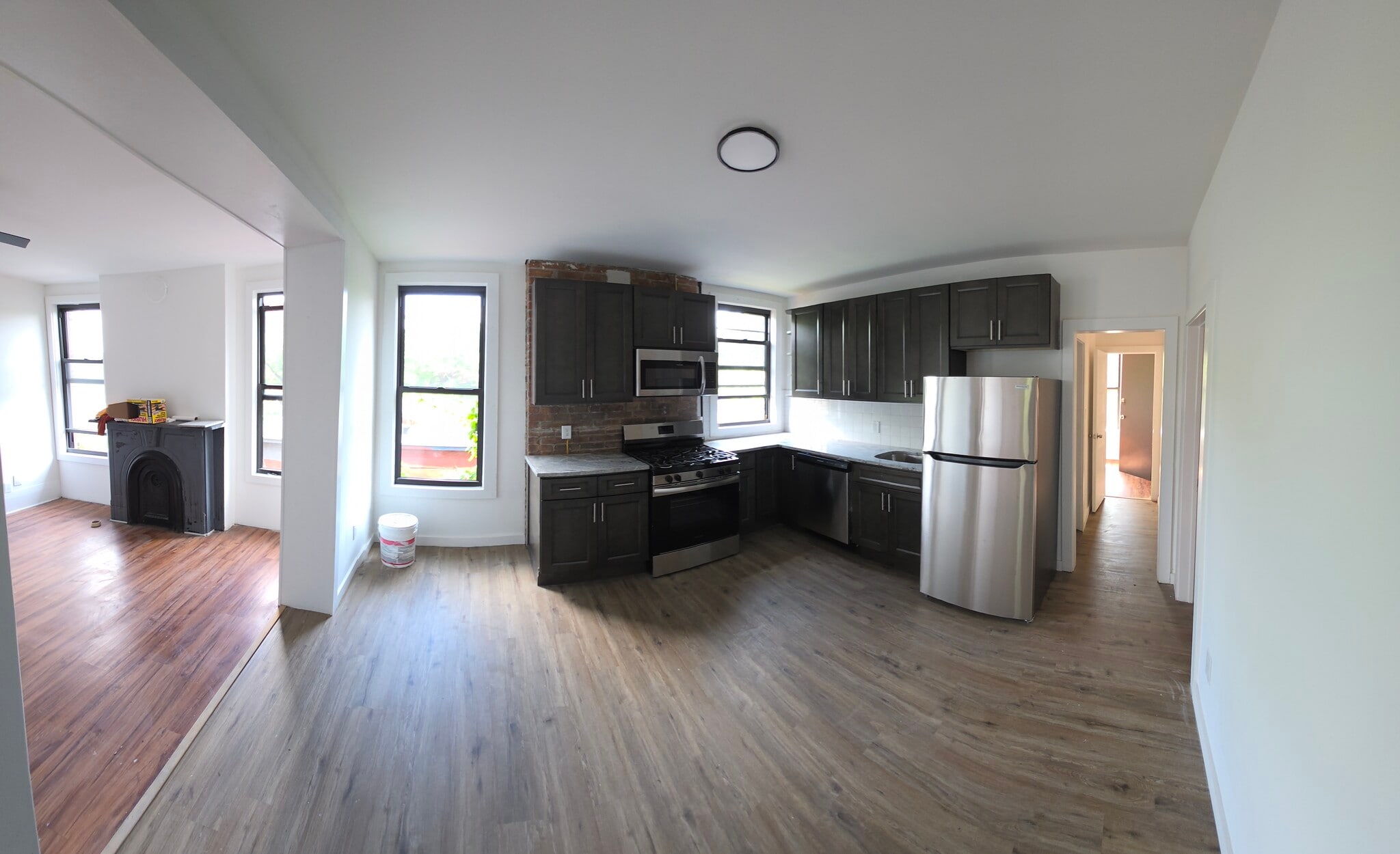 Building Photo - 572 River St