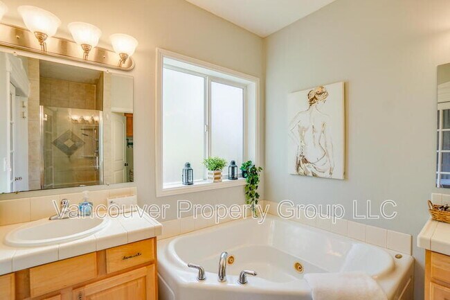 Building Photo - 4404 NE 98th Cir