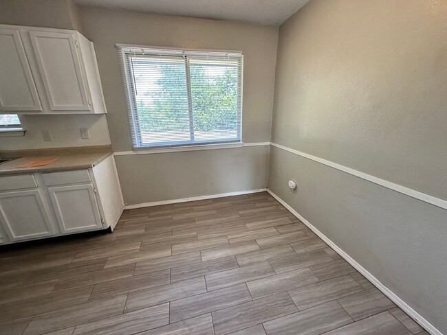 Building Photo - Move -in Special: 3 bed 1.5 bath with an o...