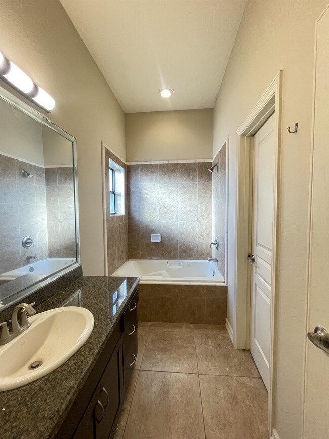 Building Photo - 2815 Mimosa St