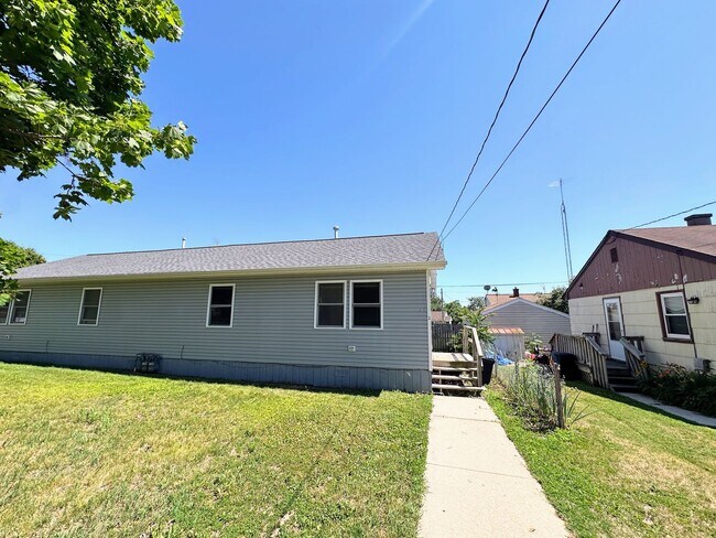 Building Photo - 3313-3315 Pompon Street