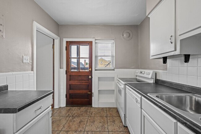Building Photo - 5821 Lindenwood Ave