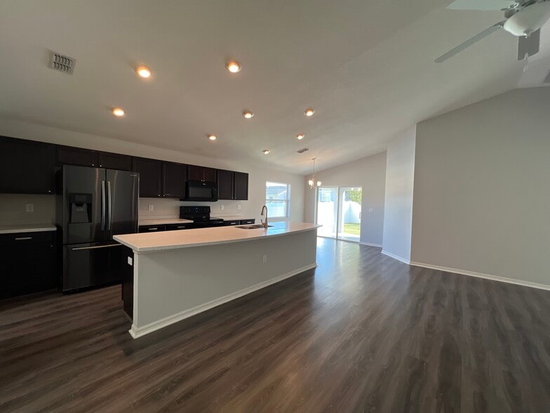 Building Photo - 900 Kingfisher Dr