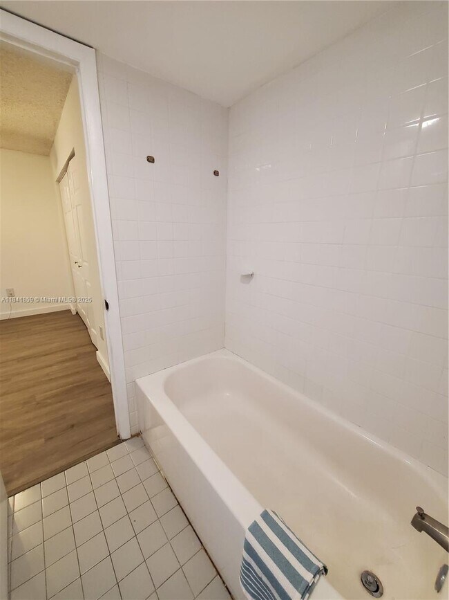 Building Photo - 1017 Washington Cir