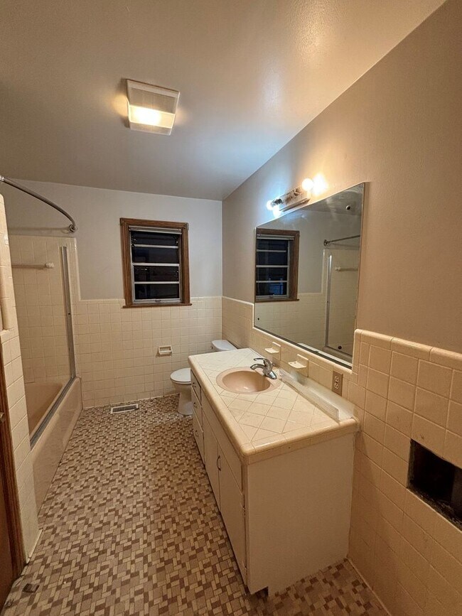 Building Photo - 903 N Audubon Ave