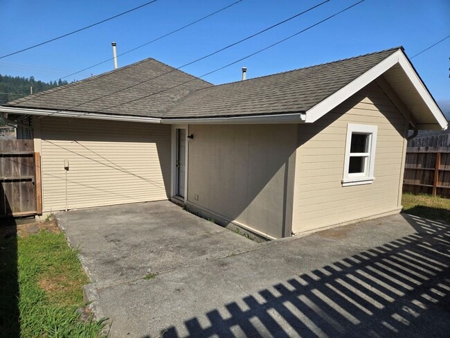 Building Photo - Single Family Home in Scotia!