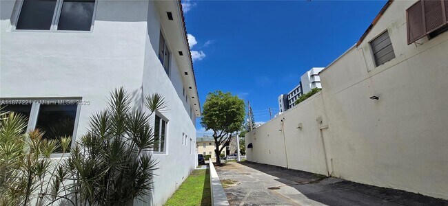 Building Photo - 3915 Ponce de Leon Blvd
