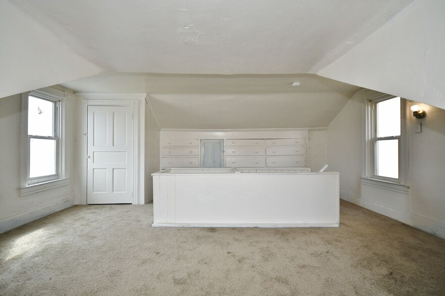 Building Photo - 855 Crucible St