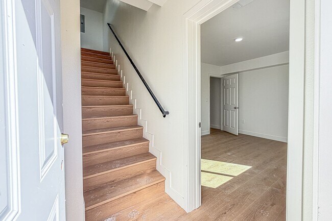 Building Photo - 423 E 31st St