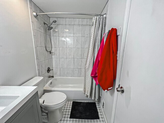 Building Photo - Sunny And Delightful 3 Bed 2.5 Bath Interior Townhome In Refreshing Newgate