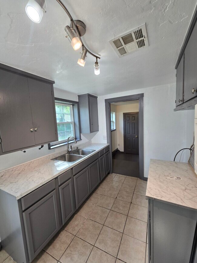 Primary Photo - 1517 Mallard Dr