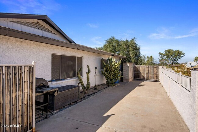 Building Photo - 221 W Sweetwater Ave