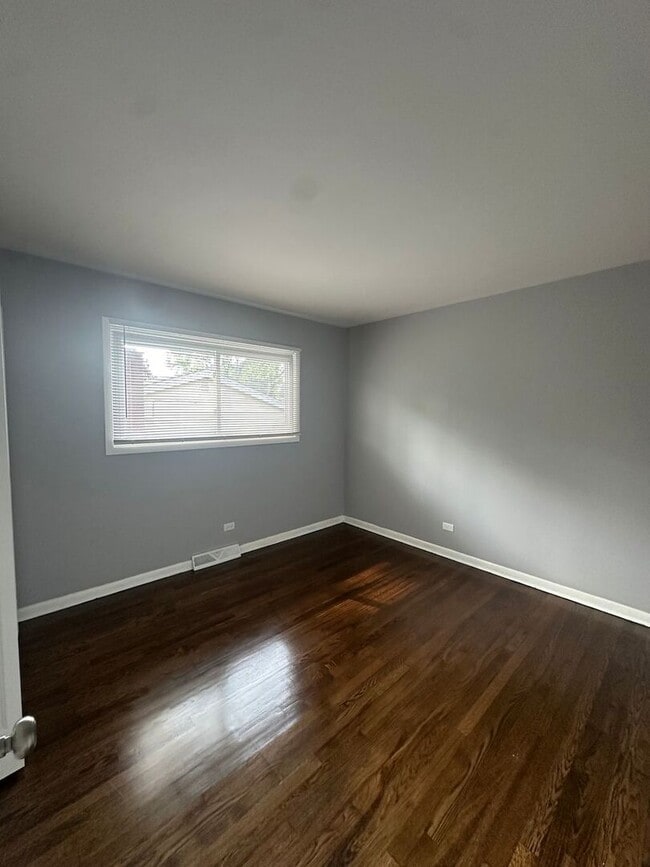 Building Photo - 923 W 187th St