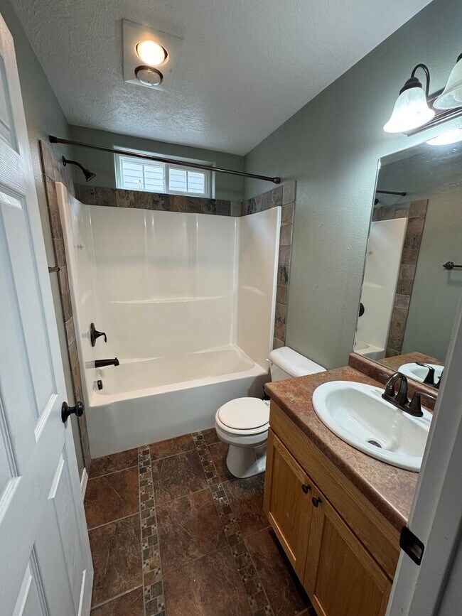 Building Photo - Cozy 4 bed 3 bath house