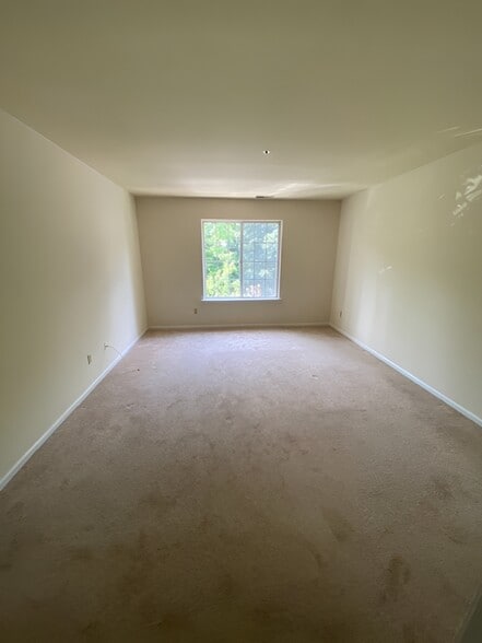 Building Photo - 105 Village Dr