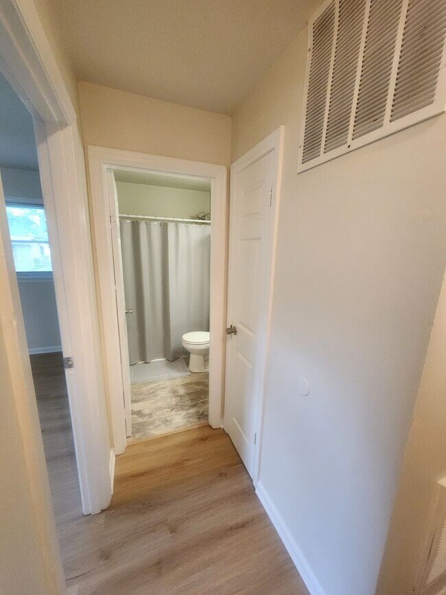 Building Photo - Beautiful and spacious 3 bedroom 1 bath ho...