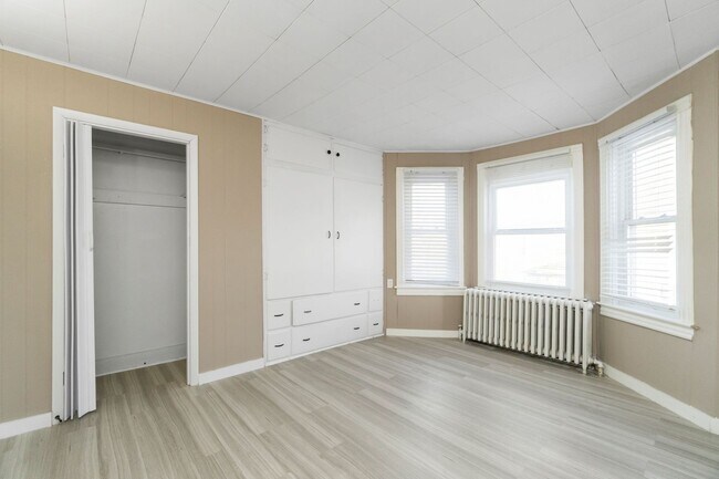 Building Photo - 458 Main St