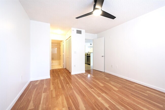 Building Photo - 4808 N State Rd 7