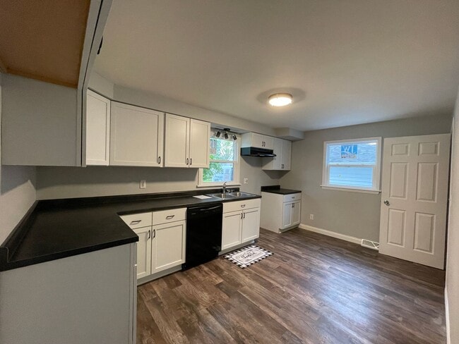 Building Photo - 3 bedroom 1 1/2 bath home with fenced in b...