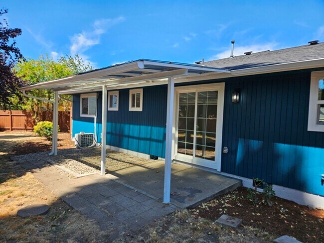 Building Photo - 3Bd/1.5Ba Single Story Home - For viewing!