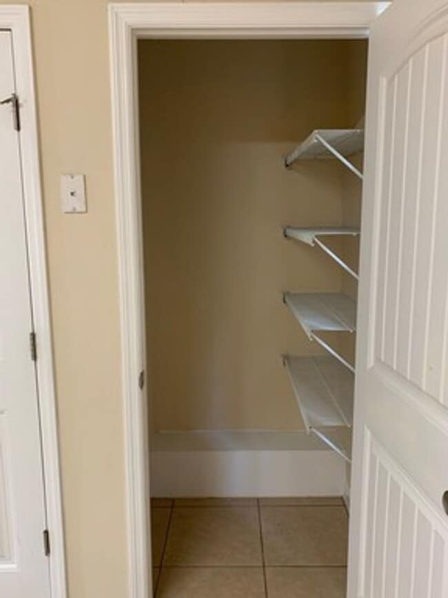 Building Photo - 2BD/2.5B Townhouse