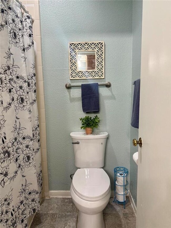 Building Photo - Beautiful 2 bedroom 1 bath condo