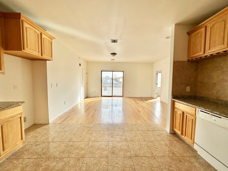 Building Photo - 41-43-43 Manufacturers Pl