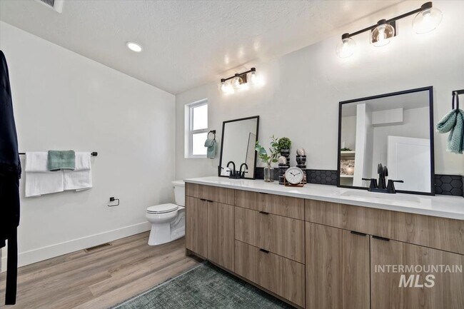 Building Photo - 384 London St