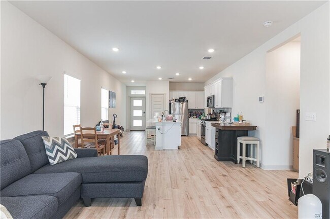 Building Photo - 2017 Daleside Ln