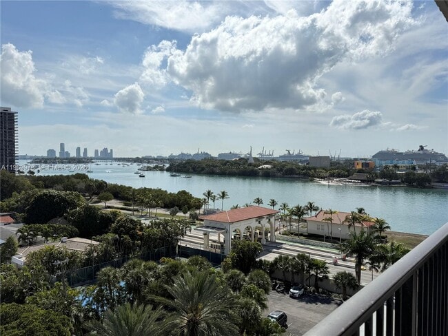 Building Photo - 801 N Venetian Dr