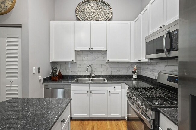 Building Photo - 758 N Larrabee St