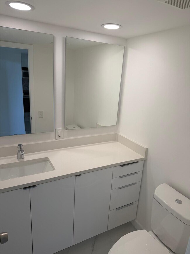 Building Photo - 9301 Lime Bay Blvd