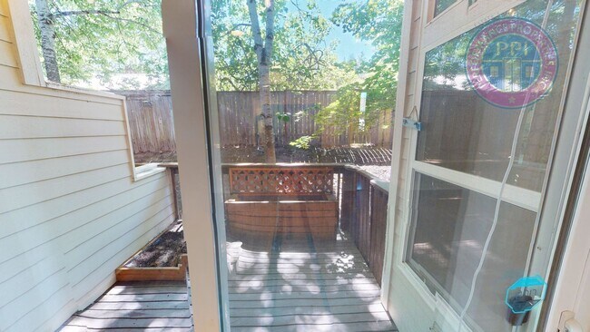 Building Photo - Stylish Townhouse, Luxury Amenities Throug...
