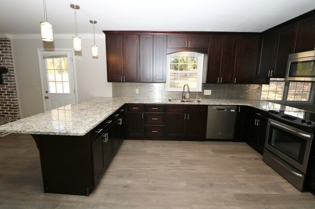 Building Photo - Large Family Home Pell City, AL