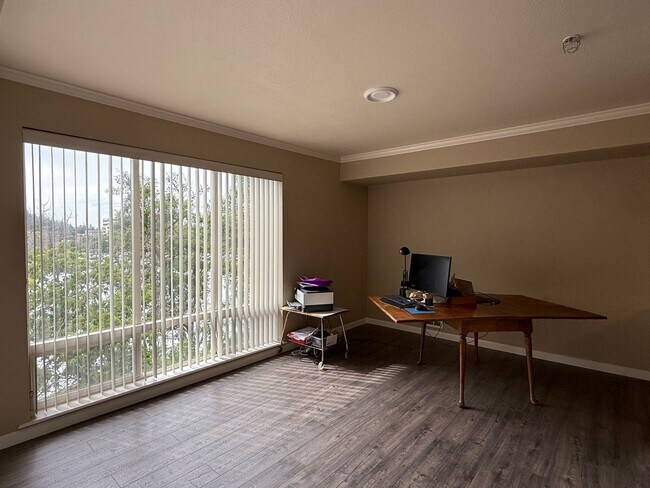 Building Photo - Beautiful 2 Bed 2 Bath Condo Near Sacred H...