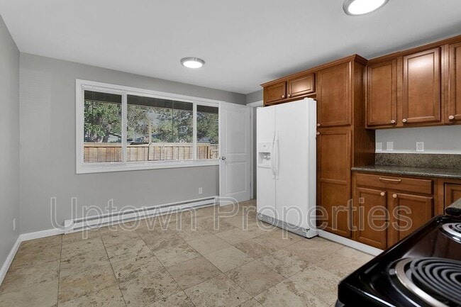 Building Photo - 1365 SE Cedar St