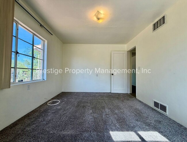 Building Photo - 3210 E Linden St