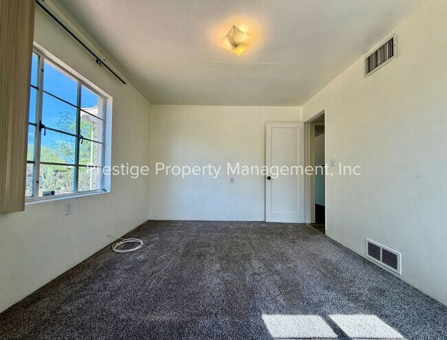 Building Photo - Spacious With Vintage Charm- 2/1 Centrally Located and Waiting For You!