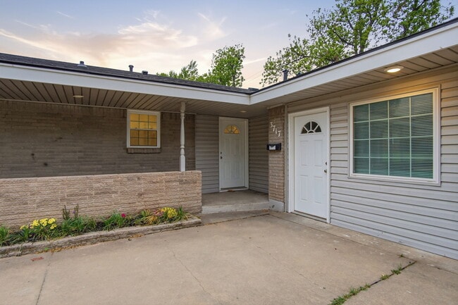 Building Photo - 3717 N Eagle Ln