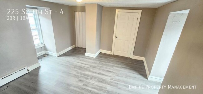 Building Photo - 3rd Floor: 2 Bedroom/ 1 Bathroom Apartment...