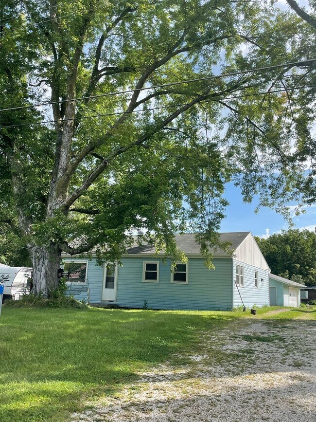 Building Photo - $1050 month/deposit Rare find! Remodeled 3bd Ranch 2 car garage in Savage Addition!