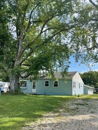 Building Photo - $1050 month/deposit Rare find! Remodeled 3bd Ranch 2 car garage in Savage Addition!