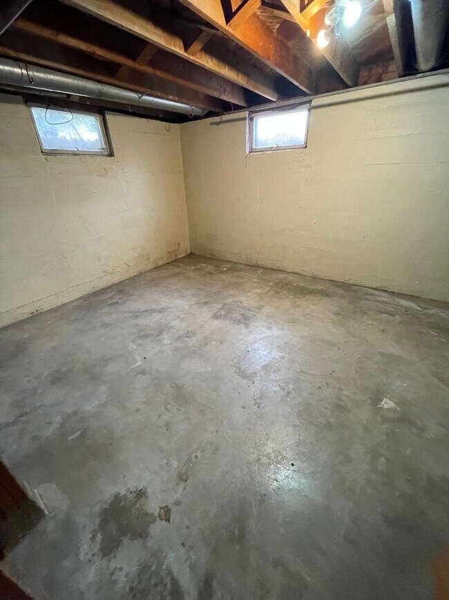 Building Photo - 2 Bedroom, 1 Bathroom House with attached single garage