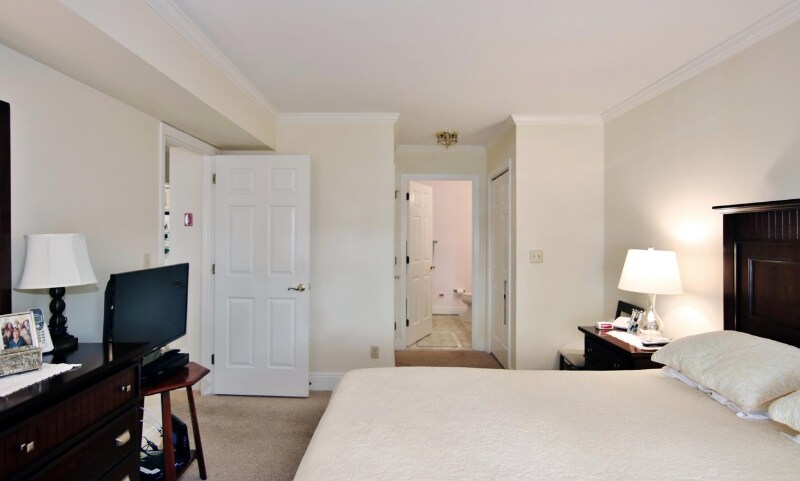 Building Photo - 351 Pemberwick Rd