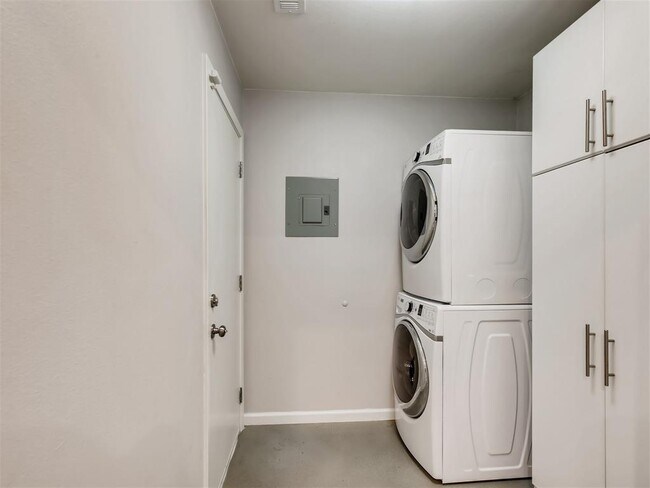 Building Photo - 2500 Candlewood Ct