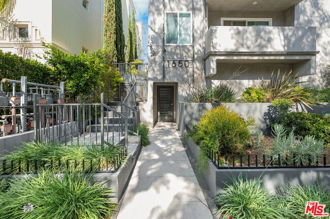 Building Photo - 1650 S Bentley Ave