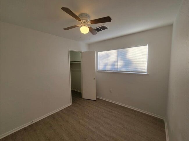 Building Photo - 806 Danna St